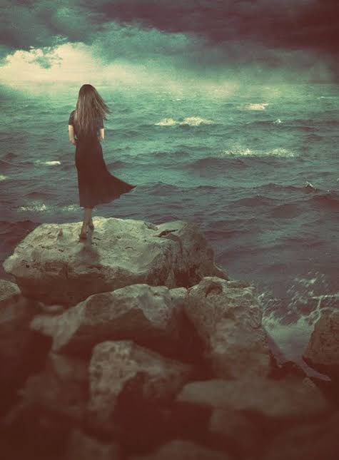 Herkesin Bir umudu vardır, Bir savaşı, Bir kaybedişi, Bir acısı, Bir yalnızlığı, Bir hüznü… Çünkü herkesin bir gideni vardır, İçinden bir türlü uğurlayamadığı…

GECEYE SÖZÜM 
İyi geceler 😔