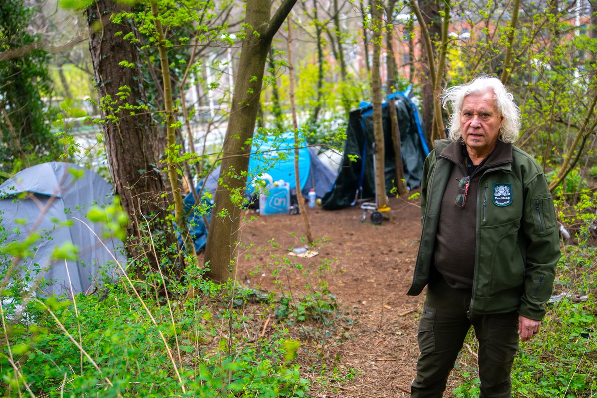 Vandaag waren we op pad in de Scheveningse bosjes in Den Haag. Boswachter Hans van Popering en zijn collega lieten ons vandaag de plekken zien waar arbeidsmigranten in tentjes leven. Een draadje 🧵