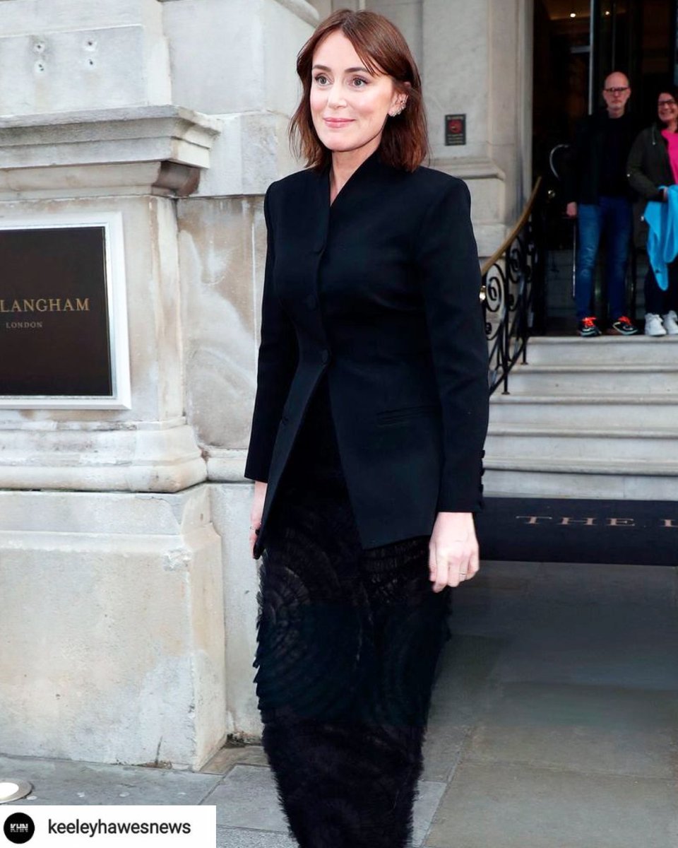 MariaSa21016180's tweet photo. The only queen . #keeleyhawes divine leaving her Hotel before the premiere of #Scoop . 🖤👑#keeleyhawesnews #Neftflix .🥀thanks you so much .🙌 https://t.co/Qp81ndMGvQ