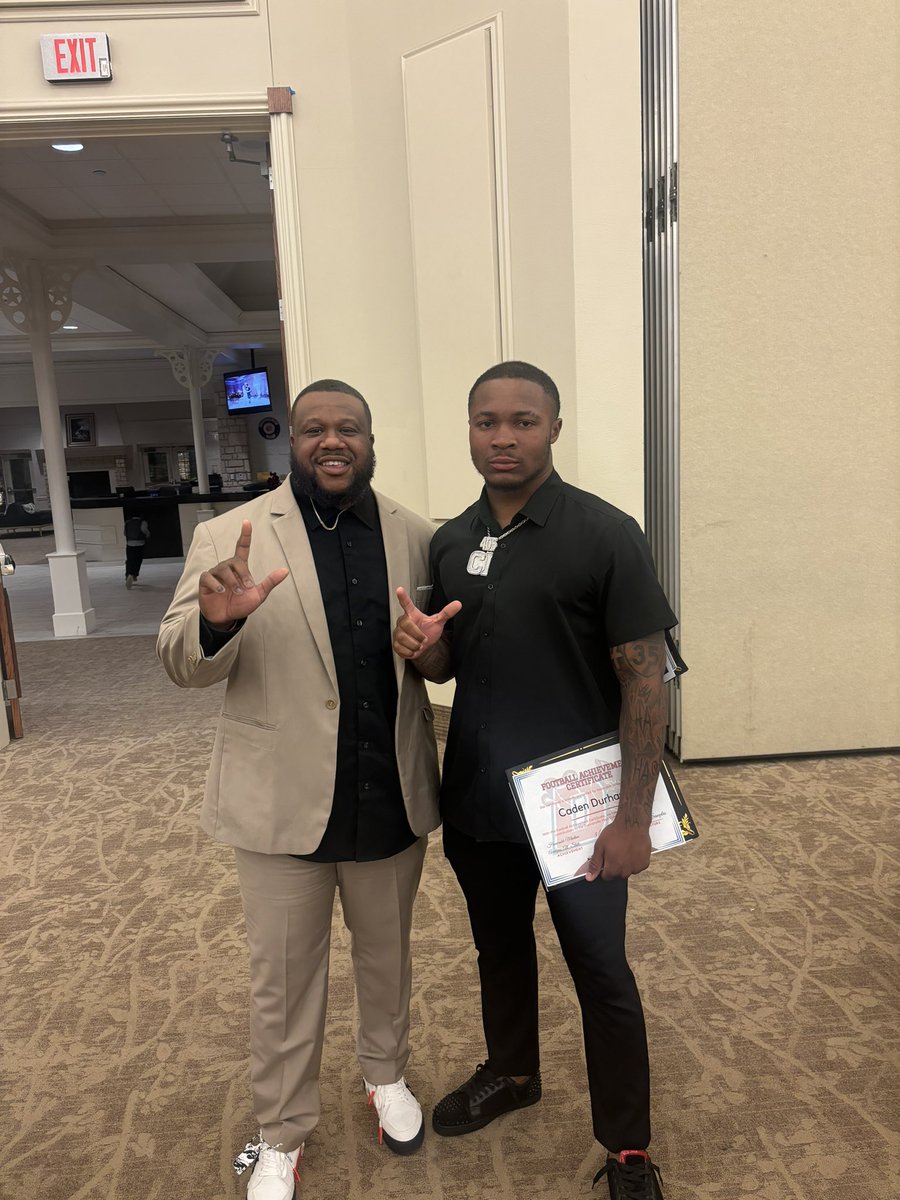 Good time last night at the banquet!! Got to see these 2x. State Champ seniors off the right way!! Excuse the chain 🤦🏾‍♂️ @RamelBorner suck at getting me right for the photo!!