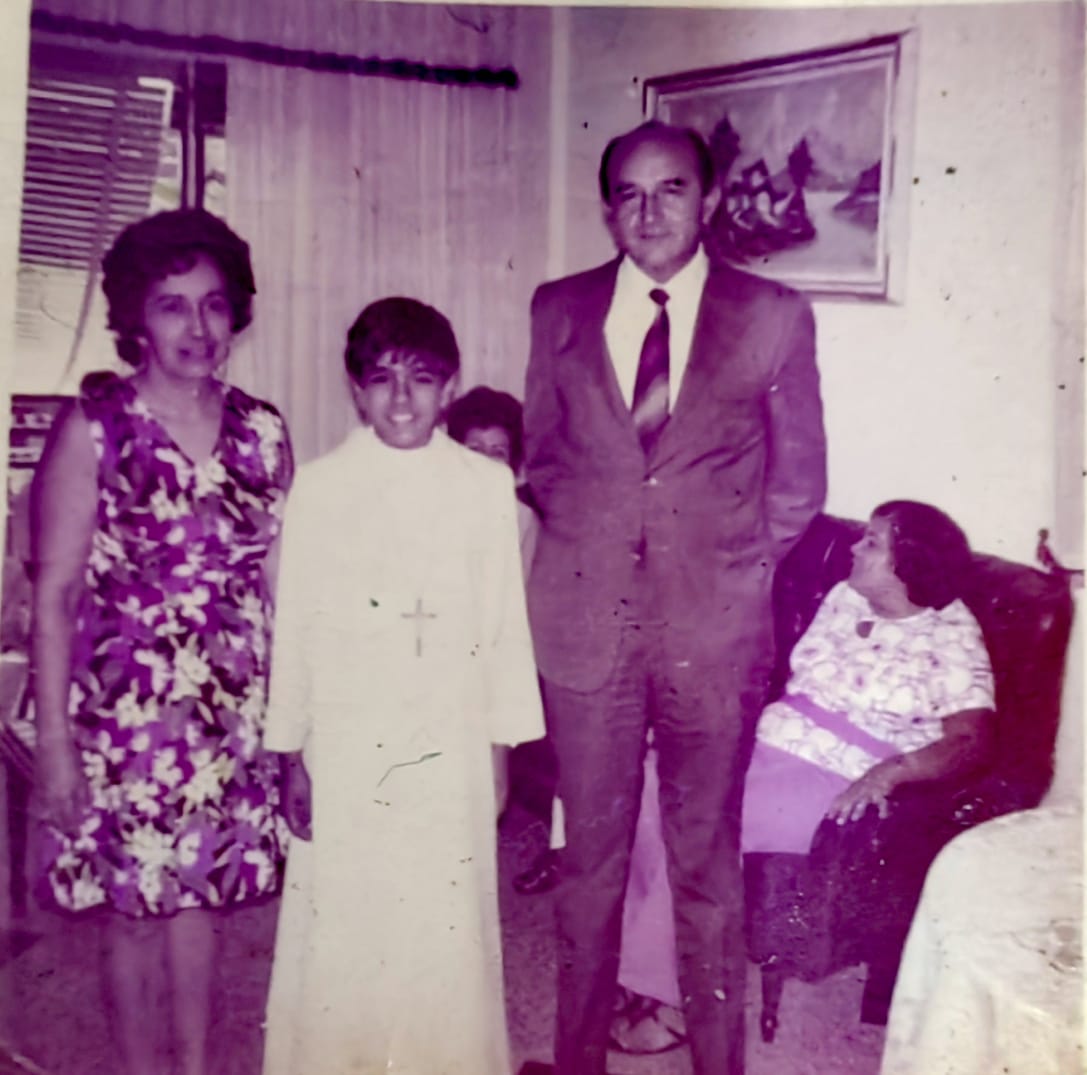 Aquí recordando el día de mi primera comunión, con mi mamá y mi papá, que desde el cielo me bendicen... Siempre con Cristo redentor... Bendiciones en esta Semana Santa..
