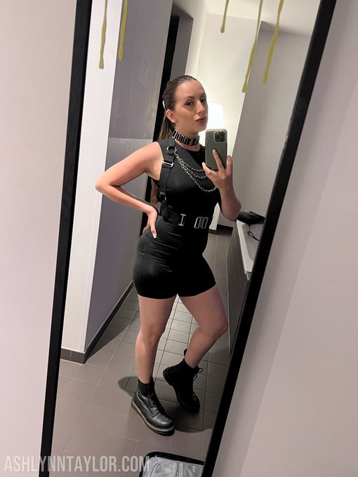 Selfie required 😏 https://t.co/iUYfM3TY5H