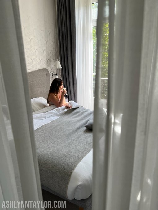 A glass of champagne on a Saturday morning https://t.co/k68g1MHdHa<a href="/tag/luxe"class="tags"><span>#luxe</span></a>