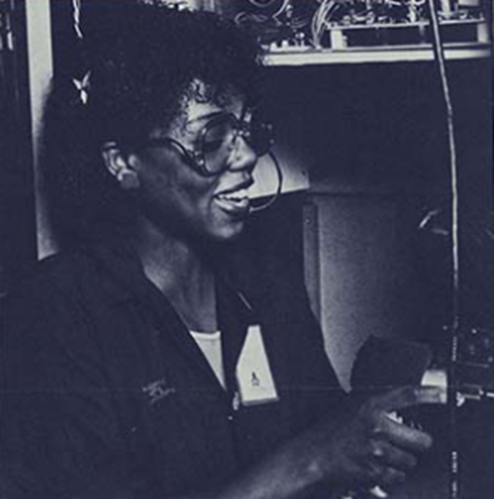 BondSarah_Bond's tweet photo. 1/2: For #WomensHistoryMonth let’s celebrate “Wonderwoman” Alice Washington – a pioneer in gaming who installed printed circuit boards in Atari arcade cabinets in the early 80’s. 

“. . . Alice Washington, was poetry in motion. Power drill in one hand, printed circuit (PC) board in the other, she installed the PC board in the cabinet in a few seconds flat. Almost as an afterthought she placed a cover on the games on-off switch and stuck a safety label on the power cord.” – In Search of Gravitar, Atari Newspaper