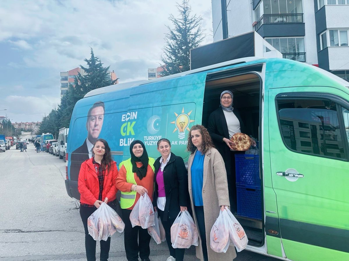 🔹Batıkent Mahallesi AK Parti Tepebaşı İlçe Kadın Kolları olarak; Kıymetli Başkanımız Sayın Hamid Yüzügüllü'nün selâmlarını ileterek, pide ikramında bulunduk. #GönülGözüyle #RamazanBirlikteGüzel #HayırlıRamazanlar #TepebaşınınYüzüGülecek @HamidYuzugullu