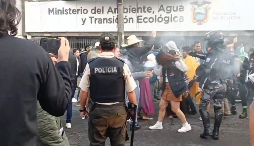 Urgente❗
Este es el momento en que la Policía lanza gas pimienta directamente al rostro de mujeres que permanecían en el Plantón pacífico por Palo Quemado.

La Policía lanzó gas pimienta a nuestra compañera periodista Angelly Tinoco, sin importar su identificación como Prensa.