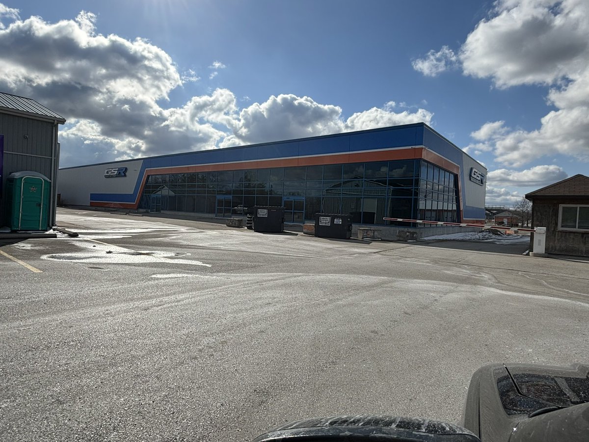 4ever3's tweet image. Wow, @GlennStyres’ new race shop is looking good!!