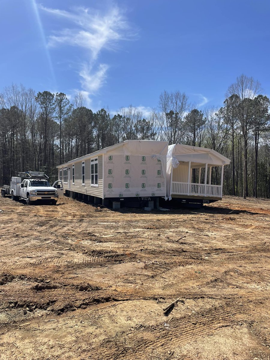 Another fine #modularhome going up today in Kenly, North Carolina!! Come see us at Modern Housing for your new #modularhome or #manufacturedhomes!!!
¡Otra buena #modularhome hoy en Kenly, Carolina del Norte! Ven a vernos a Modern Housing para tu nuevo #modularhome o