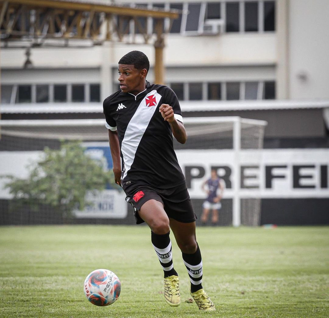 Apuração com o grande <a href="/samuelvenancio/">sᴀᴍᴜᴇʟ ᴠᴇɴᴀ̂ɴᴄɪo ™</a>: O lateral esquerdo Pablo Pereira (2006) está a caminho do Cruzeiro. O jogador disputou a Copinha deste ano pelo Vasco e vem para o Sub-20.

📸: Matheus Lima/Vasco da Gama