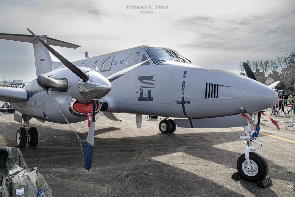 El Hurón de Fuerza Aérea en el #AV2023 😎✈️
Beech UC-12B  TC-117 @FuerzaAerea_Arg 📷🇦🇷
#avgeek #Nikon #Sigma #BeechHuron #AviacionMilitar 
@Beechcraft @frioacero @EMCOFFA_Arg