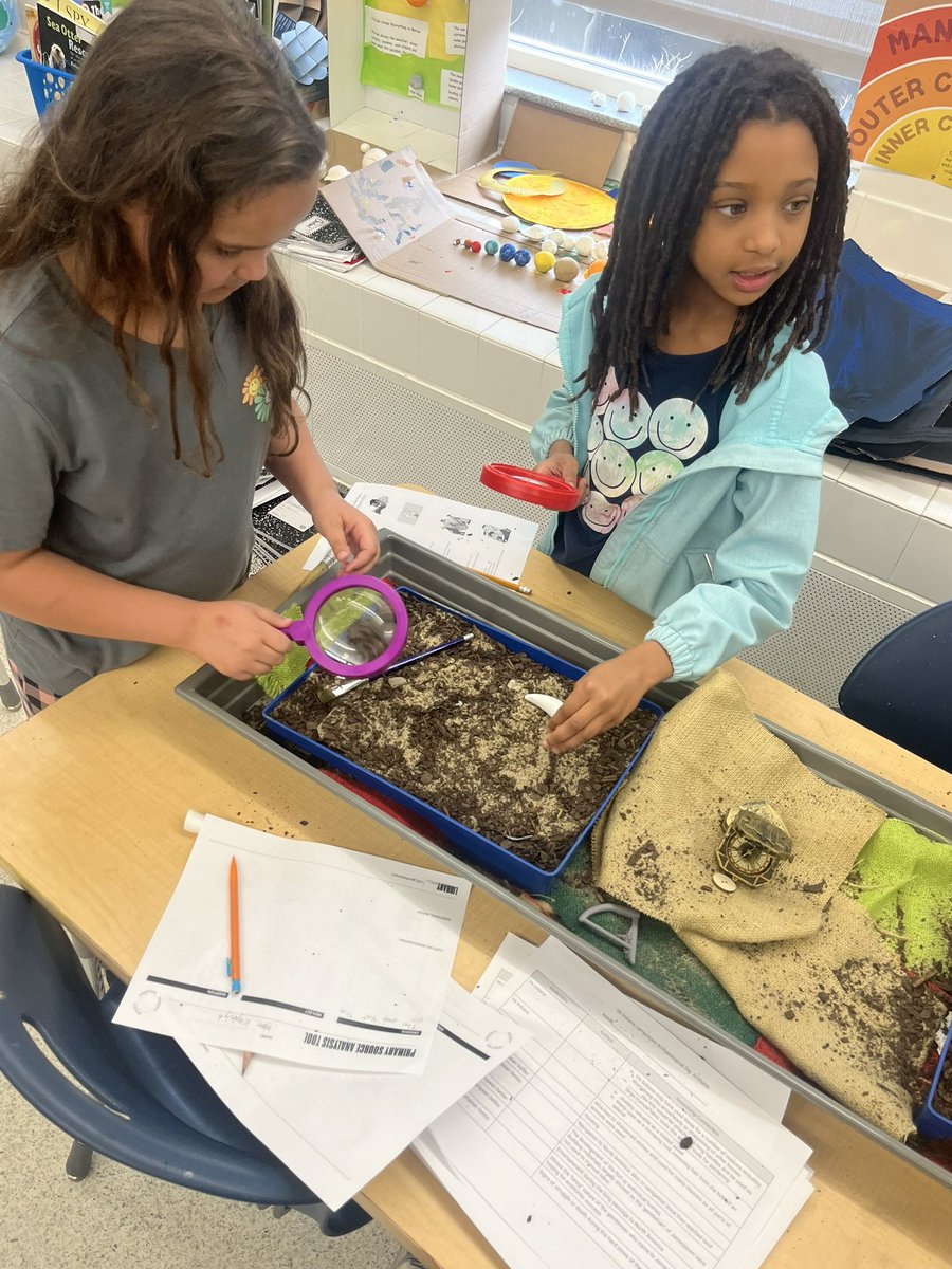 Archeologists at work during SS #vbits @CPES4LIFE @VBContent Who left these artifacts? How do you know?