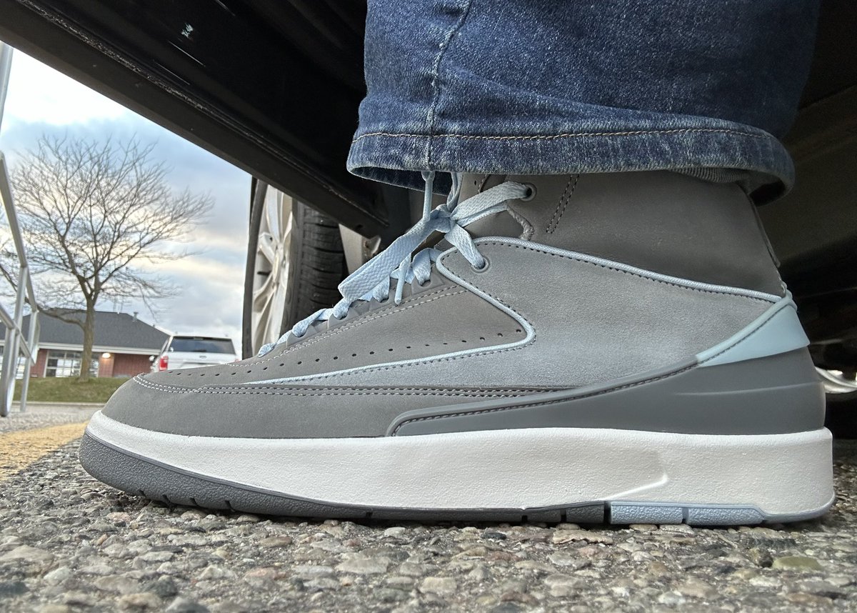 It’s wild how great these and other AJ2 releases have been in terms of quality materials and also how they have been mostly ignored. Oh well. More for us! (Air Jordan 2, Cool Grey colorway. Women’s exclusive) #KOTD #yoursneakersaredope @nikestore @Nike @Jumpman23