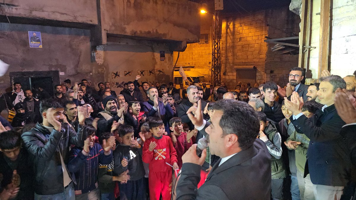 ComCagrihaber's tweet photo. Saadet Partisi Eyyübiye Belediye Başkan Adayı Mahmut Demir'in ev ziyaretleri miting havasında gerçekleşiyor.

#şanlıurfa #saadetpartisi #eyyübiye https://t.co/GfXYKZNOd3