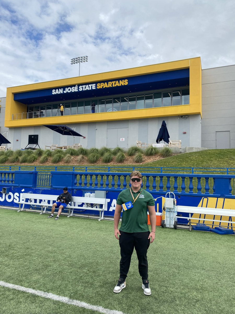 I had a great time learning from coach @JohnEstes55 and @ZArtSJSU at San José State today, and getting to see the amazing culture this program breeds. For the first time today I saw coaches after practice doing up-downs with their players. @TheBecaPerez @JacksonMoore247