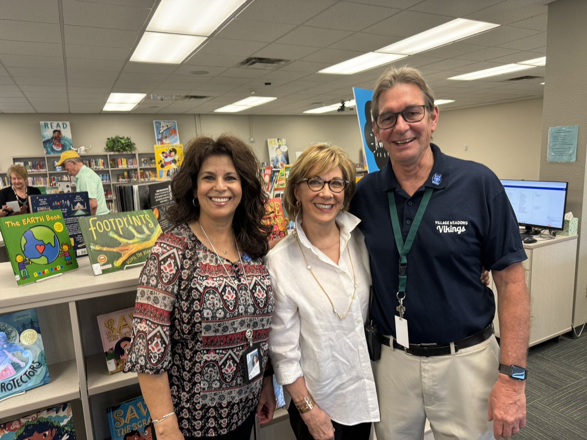 DrFinchDVUSD's tweet photo. The Village Meadows Vikings  @Villag_Meadows @DVUSD received a new library from a Michigan philanthropist, Ms. Brule. She loves reading qnd wanted to share with the VM students. https://t.co/WYs2PpHHs8