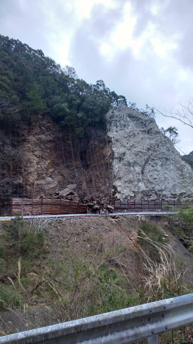 higasimera's tweet photo. すでに出勤の為に、市道林道でまわり道をされている方が多数いらっしゃるとのこと
皆さま充分に気をつけて移動してください。

#東米良 #県道39号線 #交通情報 https://t.co/Q31i0iAbgc