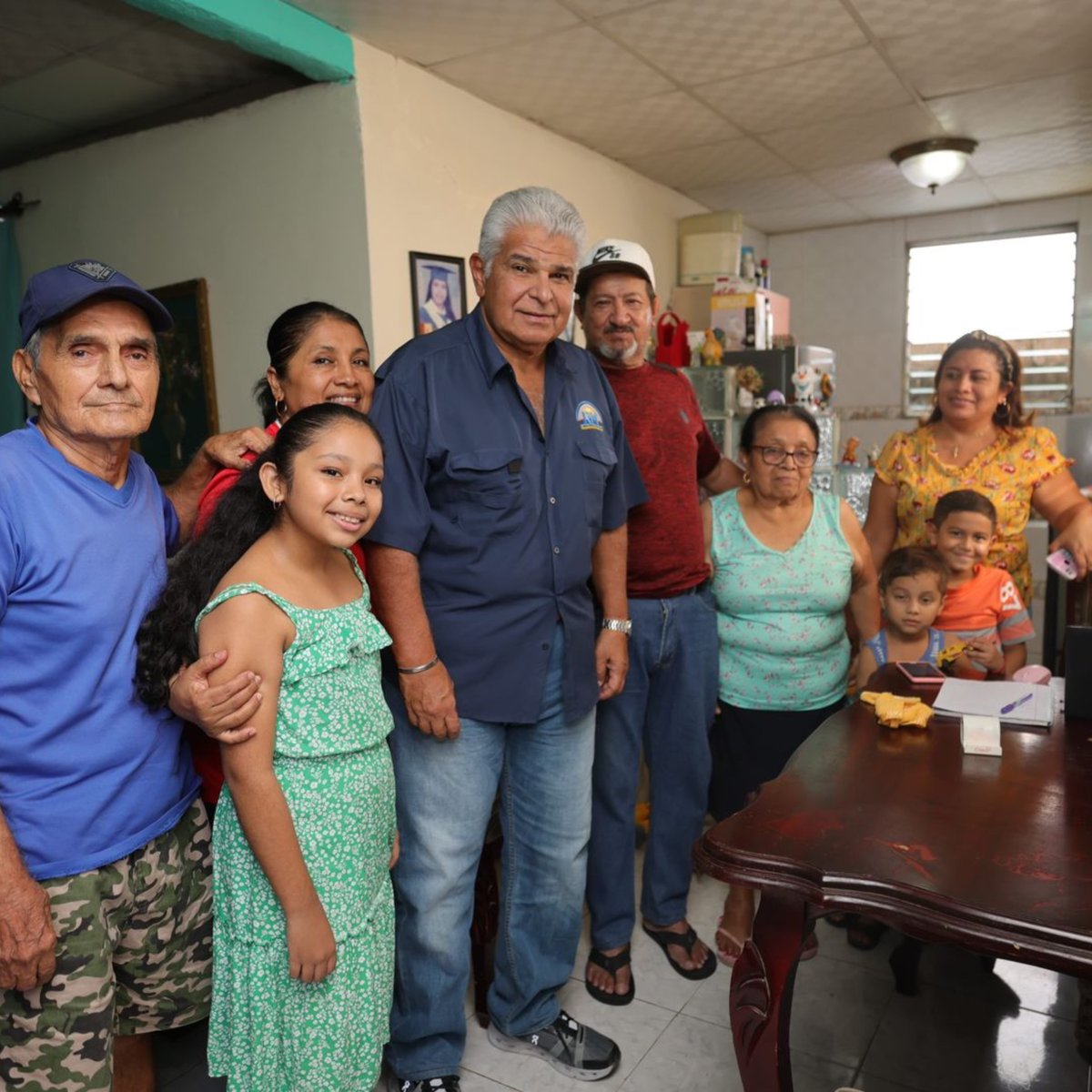 somosrmpa's tweet photo. Visita este miércoles…  
Mulino reitera en San Miguelito, proyecto de Teleférico, más seguridad y más empleos

El candidato presidencial por la alianza de los partidos Realizando Metas y Alianza, José Raúl Mulino, visitó este miércoles el corregimiento de Omar Torrijos en San Miguelito, prometiendo recuperar la seguridad y construir el teleférico para mejorar el transporte interno entre esas comunidades.

El candidato de la «Alianza para salvar a Panamá» conoció de cerca los problemas que enfrentan los residentes del corregimiento Omar Torrijos, que, además, incluyen el mal servicio de basura, carreteras en mal estado y alto desempleo.

En las diferentes viviendas visitadas, José Raúl Mulino, escuchó la problemática que existe en el sector manifestando su compromiso en trabajar para todos: «ya lo hicimos una vez y lo volveremos a hacer» dijo Mulino, quien además afirmó que «es lamentable el país que recibiremos, sin embargo, iniciaremos una transformación profunda desde el primer día».

El candidato presidencial dijo que obras como la construcción del teleférico, con capacidad para mover 4 mil personas por hora, también generará plazas de empleo que impactarán, directamente, en la economía del distrito de San Miguelito.

Mulino destacó que el plan de gobierno de la fórmula Martinelli-Mulino pondrá en marcha el programa de primer empleo más ambicioso que ha tenido el país, lo que le dará grandes oportunidades a la juventud panameña.