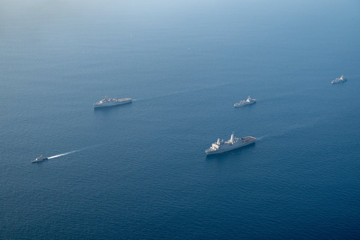 🇺🇸–🇮🇳 #USSSomerset sails in formation alongside @IndiannavyMedia during #TigerTRIUMPH24, a #JointForce amphibious exercise strengthening combined #Readiness to support humanitarian assistance and disaster relief in the #FreeAndOpenIndoPacific. 📍 #BayOfBengal 📸 MC2 Evan Diaz