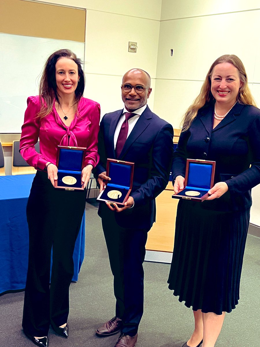 Congratulations to @MAF_Dawson on being awarded his #PaulMarksPrize @MSKCancerCenter in NYC. Mark is the first Australian to win the prestigious prize for #CancerResearch. Thanks @CKadoch for the pic and congrats to you and @michelle_monje. petermac.org/about-us/news-…