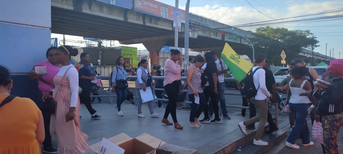 En una de las estaciones del Metro, activistas del Frente Amplio promueven la candidatura presidencial de la profesora Maria Teresa Cabrera. Esto mismo se realizó hoy en todos los municipios.