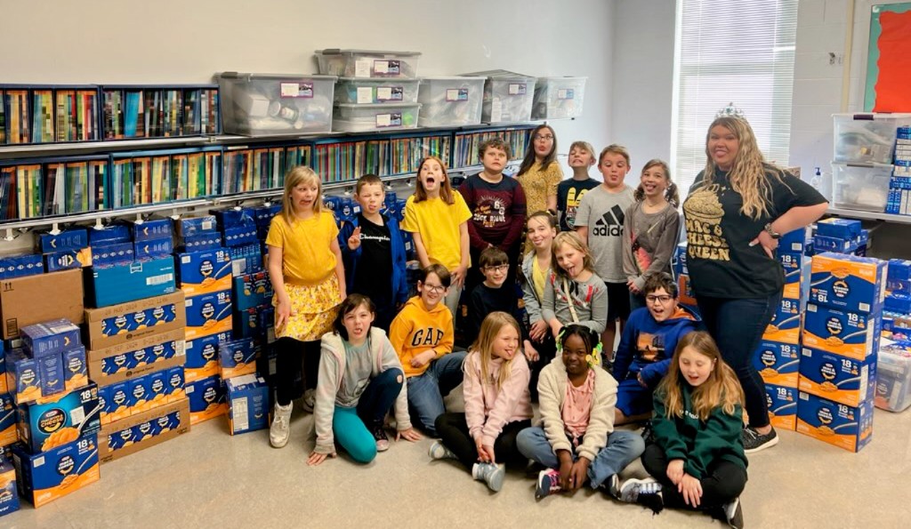 Congratulations to @AshleyNewland10's 3rd Graders! They are the top Macaroni Collectors with 2,153 boxes! 👏🏆🧀 They got to tip off the first boxes in the domino line today! @MrsCheney22 @BlackcatMatt #GoBlackcats @kraftmacncheese