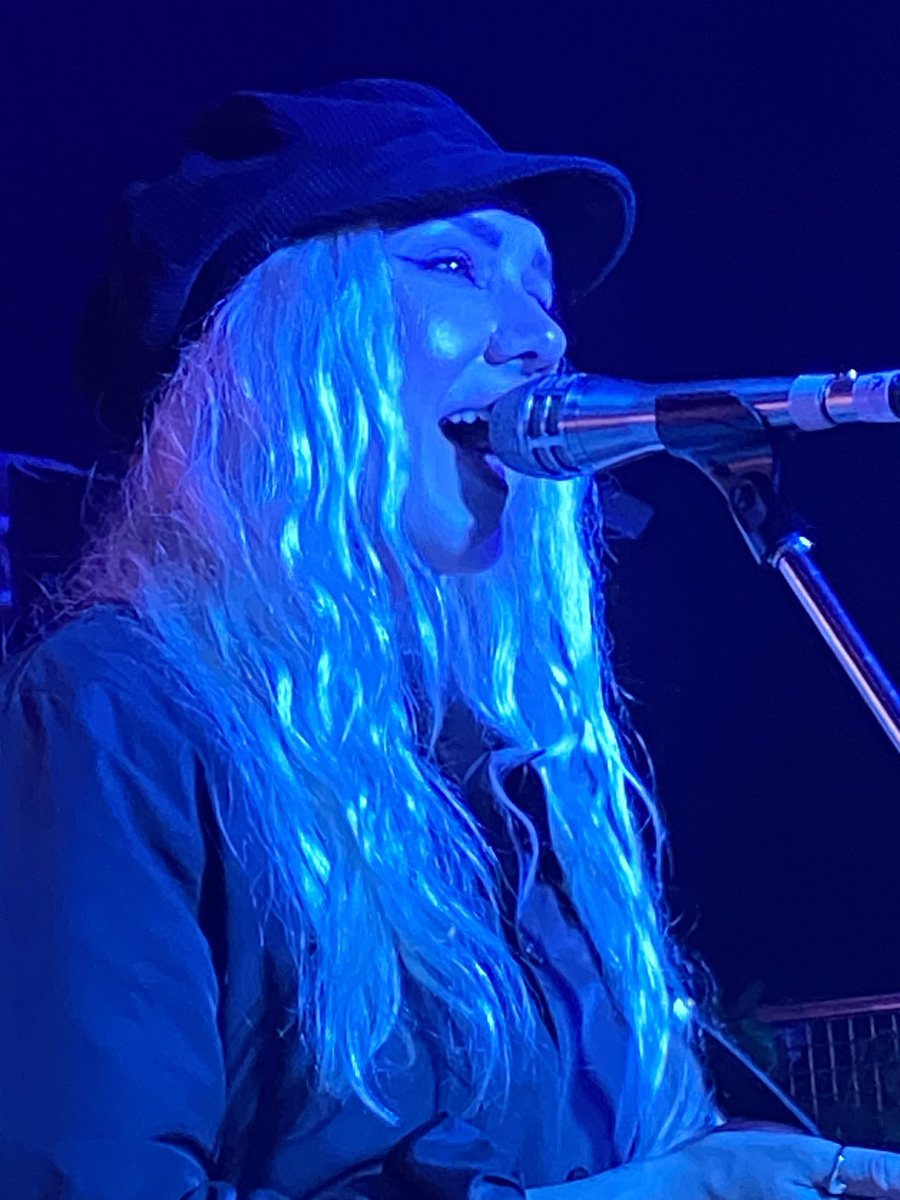 Carolinechats's tweet photo. Utterly incredible night …. My absolute favourites…. @LotteryWinners in Mansfield 🎸🎤 https://t.co/7JKBnTmrv5