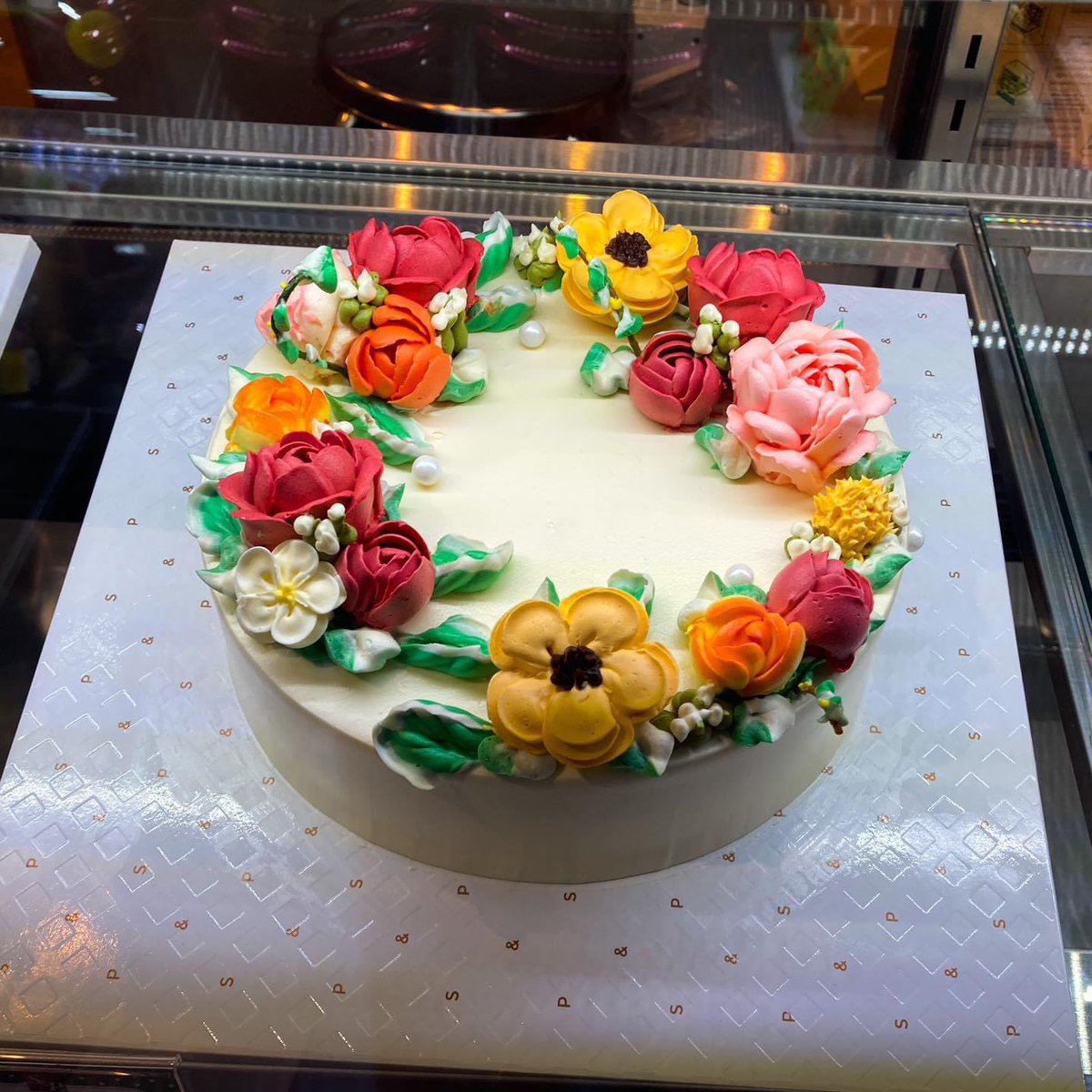 Candycritic's tweet image. Some people can truly create beautiful #art with #frosting.

 #cake #cakedecorating