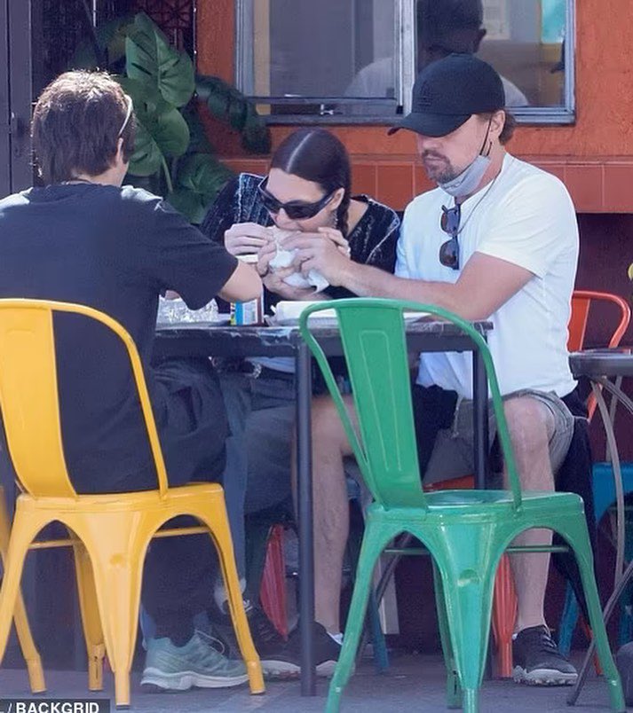 New photo of Leo and his girlfriend at a restaurant yesterday in Los Angeles