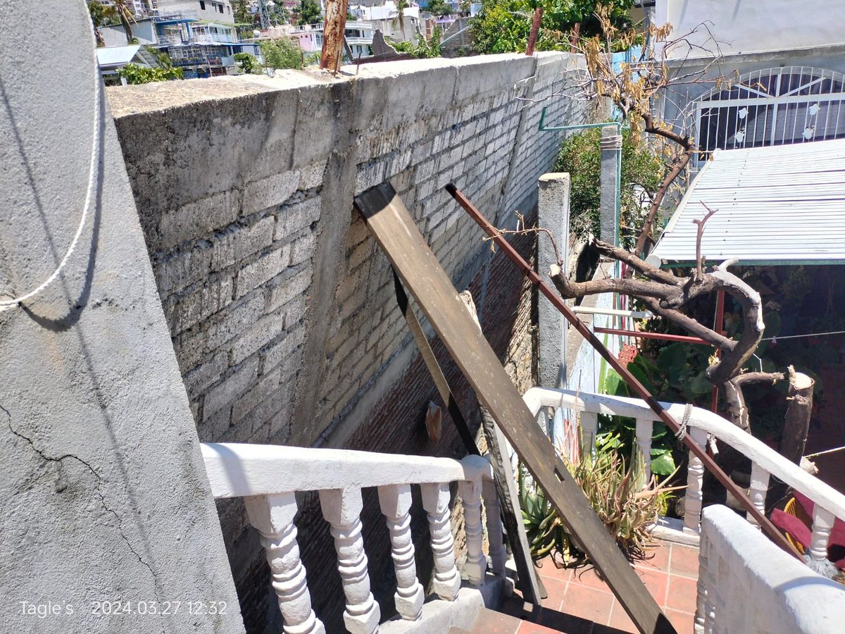 PROTECCIÓN CIVIL. | La Coordinación General de PC, a través del Departamento Técnico, atiende reporte y realiza inspección de barda colapsada sobre vivienda en la calle Quetzal, de la col. Morelos. 

Reporta emergencias en: 7444844123, 7444407031, 7444856170, 911 y 072.