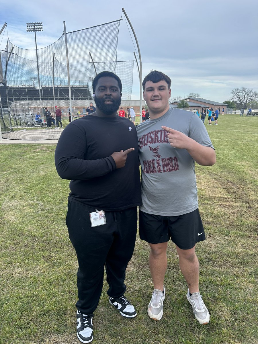 @5bigpete with a first place throw at the district meet with a 146 discus throw!!! @CoachStuJohnson @modle1112 #Huffines #Lewfootball
