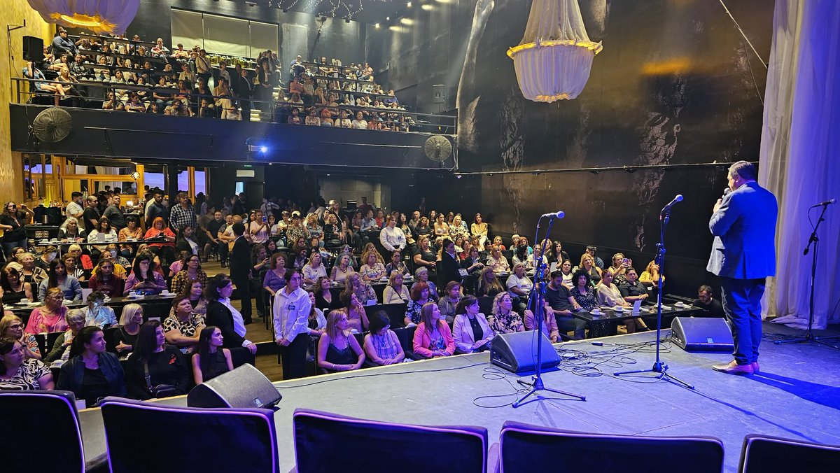 Como es habitual <a href="/CEFILong/">CEFIL</a> agasajó y distinguió a mujeres.
Gracias a la Comisión Directiva, voluntarios y colaboradores que hicieron posible este hermoso encuentro en el Teatro Vorterix completo.
Felicitaciones y mi reconocimiento a cada una de las mujeres distinguidas.