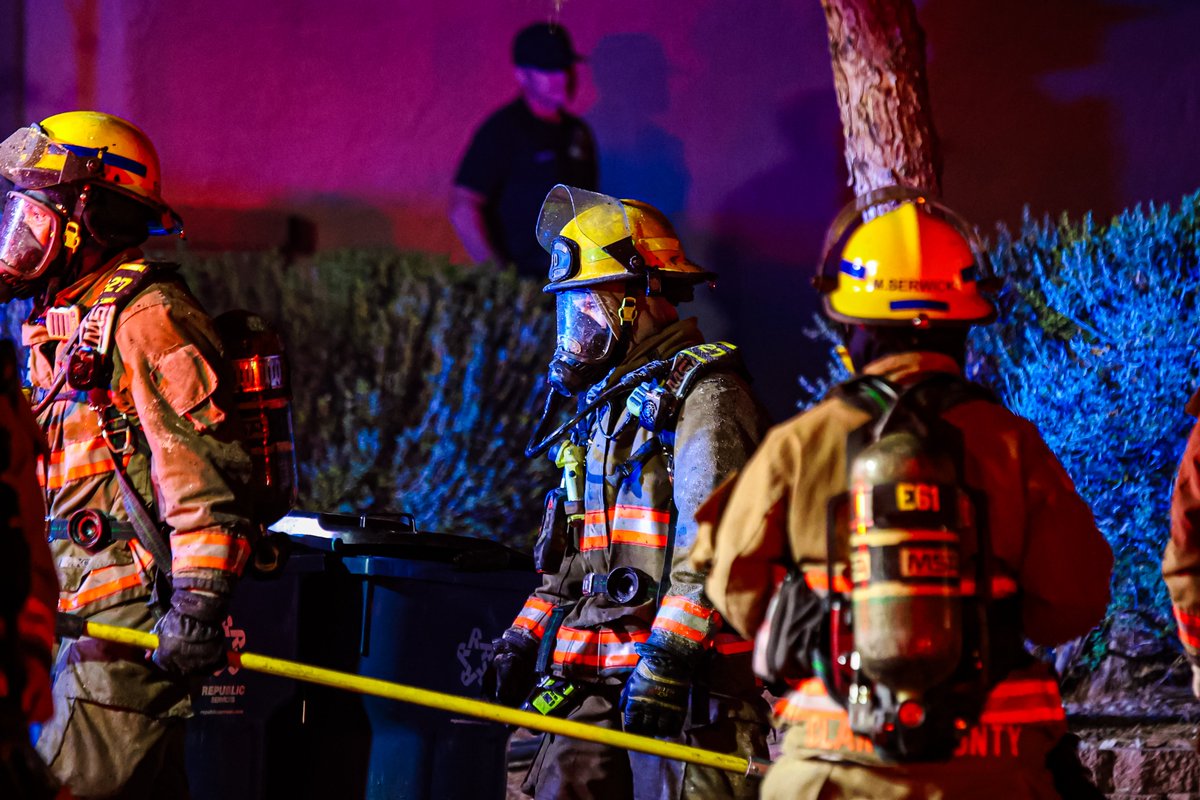 rjayyyf27's tweet photo. Huge shoutout to @ClarkCountyFD for their quick response to a house fire in my neighborhood tonight. Luckily, there appeared to be no one hurt. 
@LasVegasLocally @FOX5Vegas @KTNV @News3LV @reviewjournal #LasVegas #ClarkCountyFD https://t.co/Nc1FctfP2I