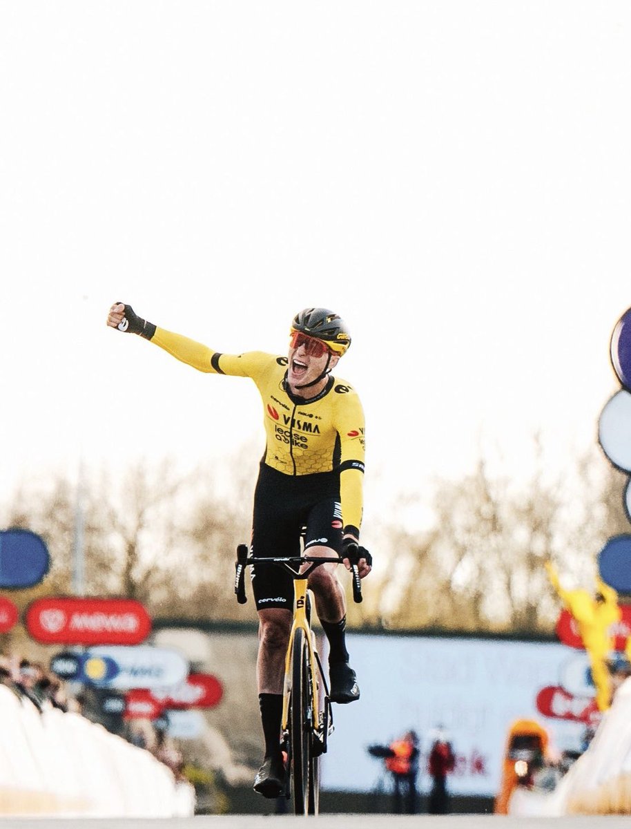 THREAD 

The best photos of this year’s men’s and women’s edition of Dwars Door Vlaanderen. #DDV24 💛🖤

1. The winning photo. (📸: jeredgruber)