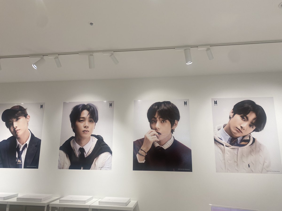 bts_t_h_v_'s tweet photo. COSMOS STORE行ってきた〜💟
バンタンだらけの空間幸せすぎた🥰🥰
直筆サインも初めて見れて感激🥹
#COSMOS_STORE https://t.co/ZH2a7WRsIS