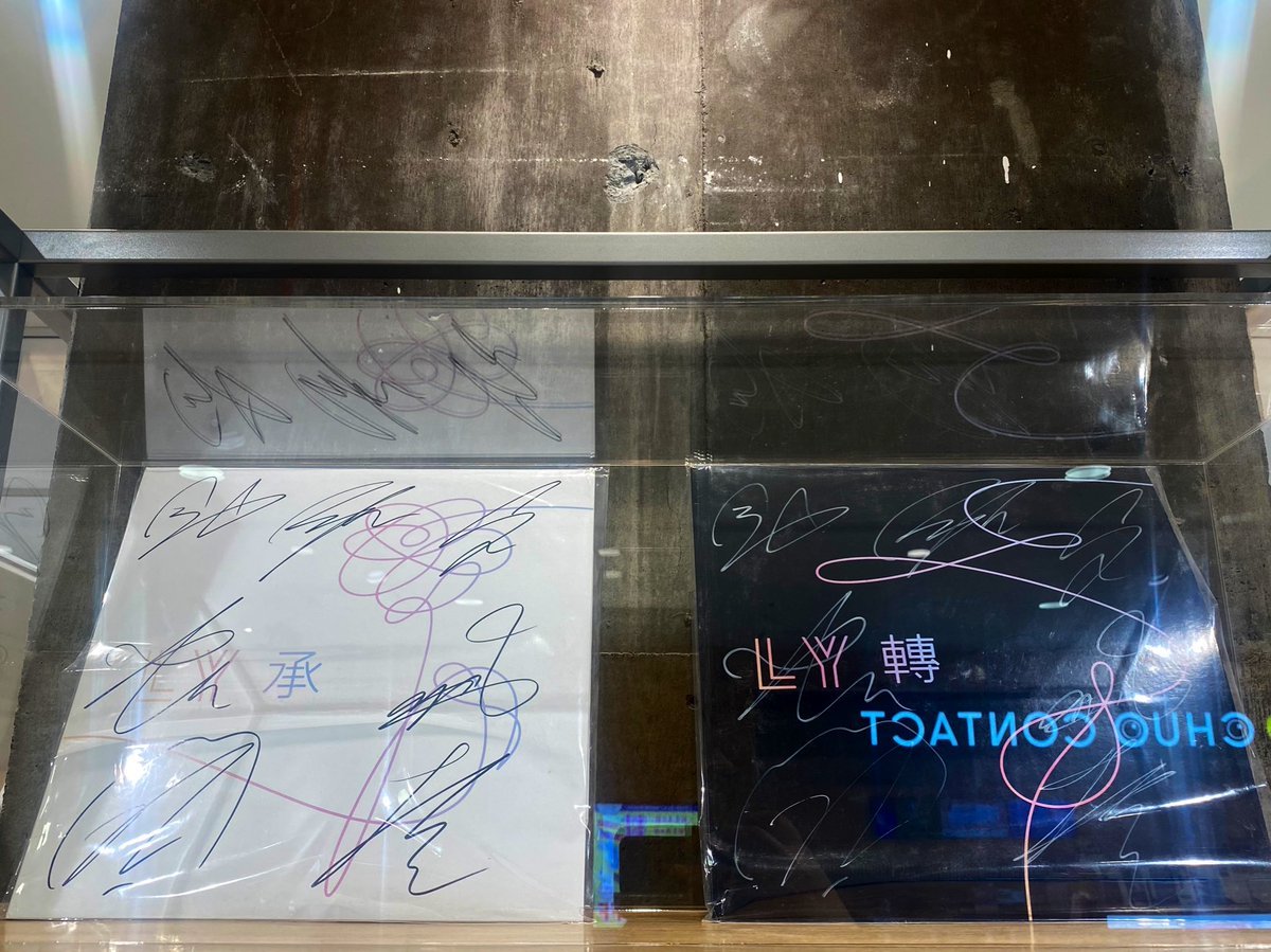 bts_t_h_v_'s tweet photo. COSMOS STORE行ってきた〜💟
バンタンだらけの空間幸せすぎた🥰🥰
直筆サインも初めて見れて感激🥹
#COSMOS_STORE https://t.co/ZH2a7WRsIS