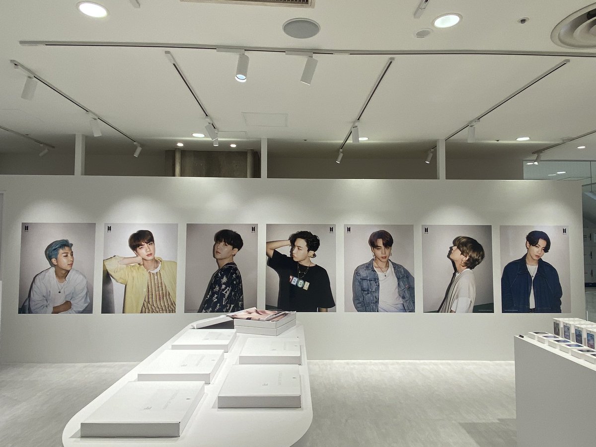 bts_t_h_v_'s tweet photo. COSMOS STORE行ってきた〜💟
バンタンだらけの空間幸せすぎた🥰🥰
直筆サインも初めて見れて感激🥹
#COSMOS_STORE https://t.co/ZH2a7WRsIS