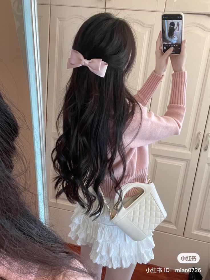 moots, tem alguma roupinha que vocês querem usar assim que chegarem na mf?

eu começo:

casaco rosinha com saia branca me assombram, queria ser fininha pra usar