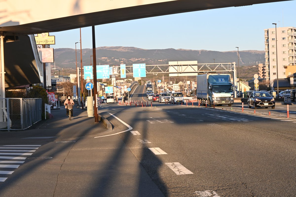 MishimaStreet's tweet photo. 前回の投稿、国1バイパスの下田街道と交差する跨道橋をほぼ同じ位置から撮影したものです。跨道橋にまっすぐだった道は角度が付き、歩道は広くとらっれ、歩道橋も備えられました。増大する交通を円滑にするため、道はどんどん改良を続けています。#三島 #三島の街を写真で残そう #写真展示連動 https://t.co/1hEhPqjr3l
