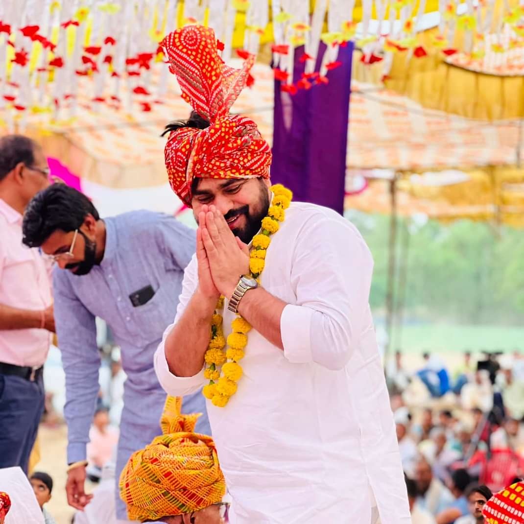 mschandela123's tweet photo. जाति का संबंध जन्म से नहीं कर्म से होता है
व्यक्ति की जाति का निर्धारण उसका कार्य क्षेत्र करता है
यदि कार्यक्षेत्र परावर्तित होता है तो व्यक्ति की जाति भी परिवर्तित होती है॥
#quotesoftheday ❤️
#Bansur #alwer #kotputli #jaipurrural #jaipurgramin #Jaipur #LokSabhaElection2024 https://t.co/Zh9HqVD7M4