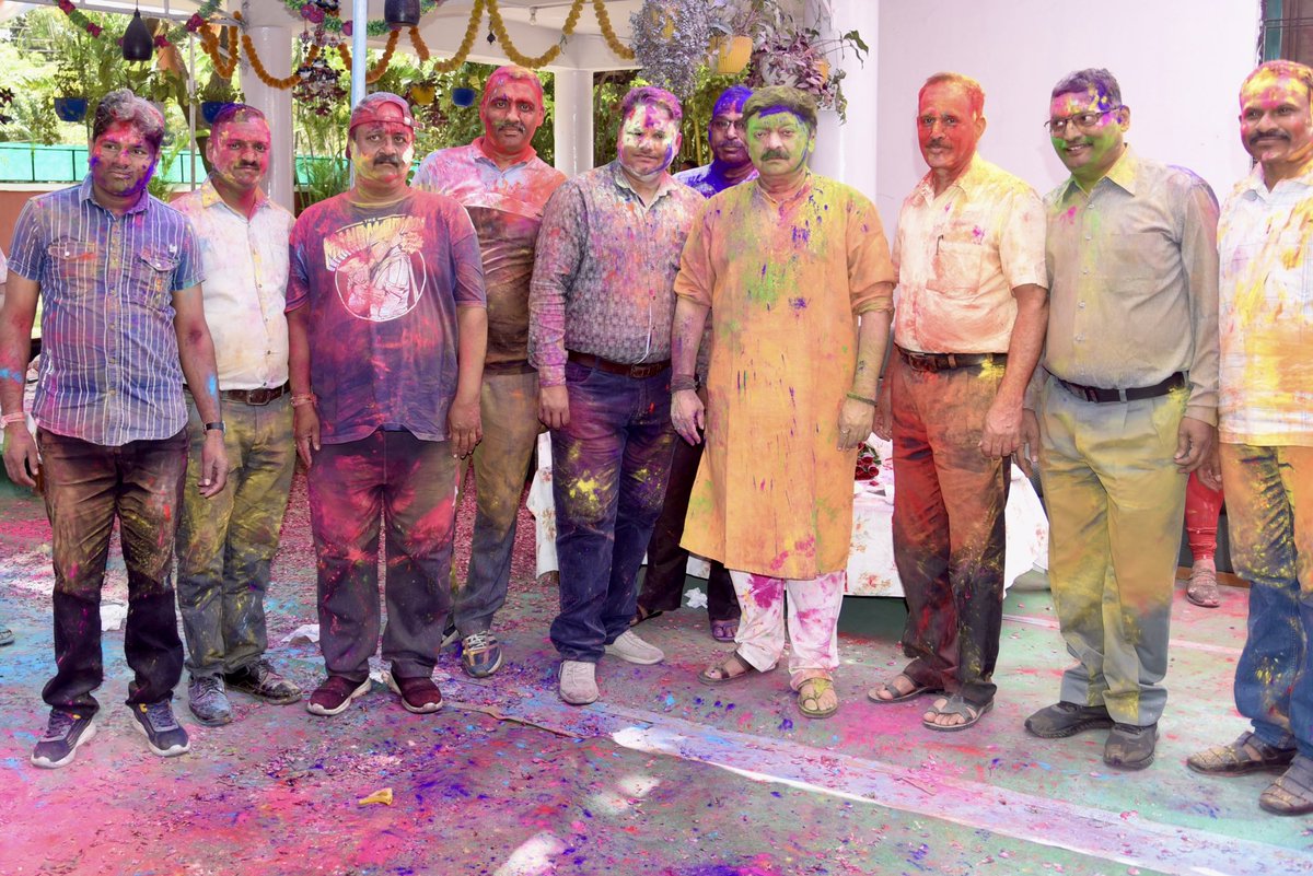 Police Holi celebrated at my residence with the officers and staff members of my RAPTC police family! An important part of the job.
@ Residence Indore
#MyRAPTC
#PoliceFamily
#PoliceHoli
#EffortContinues
#varunkapoorips