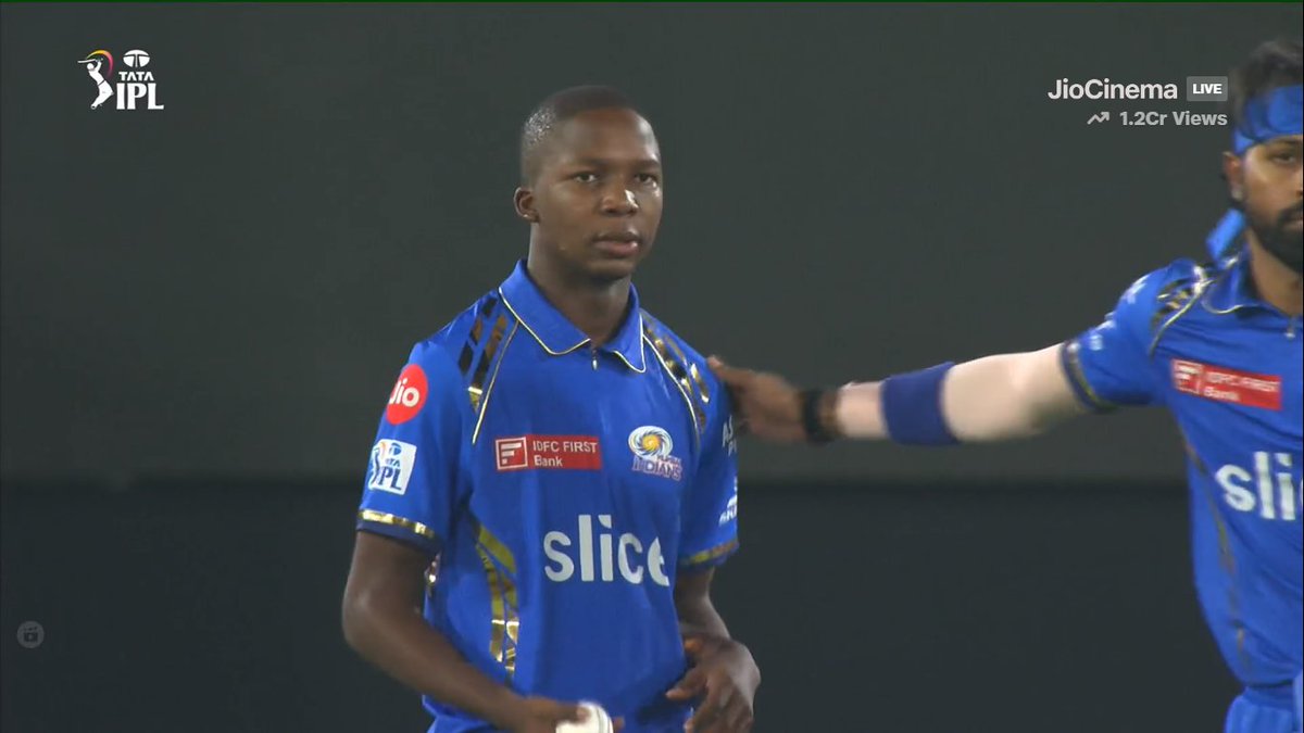 Disappointed in Dale Steyn. Instead of cheering the young Kwena Maphaka, he decided to be weird.. the boy became the 3rd youngest overseas cricketer to play in the Indian Premier League (IPL), this is just the beginning of a brilliant career 🤝🏿