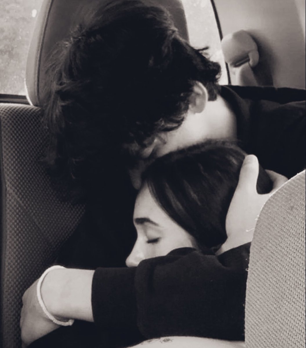"Podría tener el mundo entero, pero prefiero tenerte a ti en mis brazos, no importa si solo es una vida o un momento, yo conmigo siempre te quiero".ca💜
