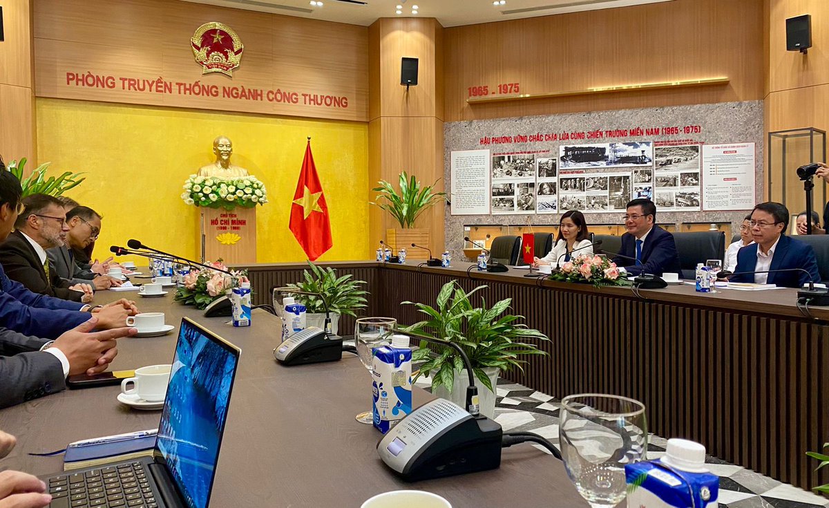 A+ meeting with Minister of Industry and Trade Nguyễn Hồng Diên.  
I confirmed 🇦🇺 commitment under our #ComprehensiveStrategicPartnership to supporting 🇻🇳’s clean energy transition with:
- tech
- finance
- infrastructure
- capacity building
- partnerships: @CorioGeneration