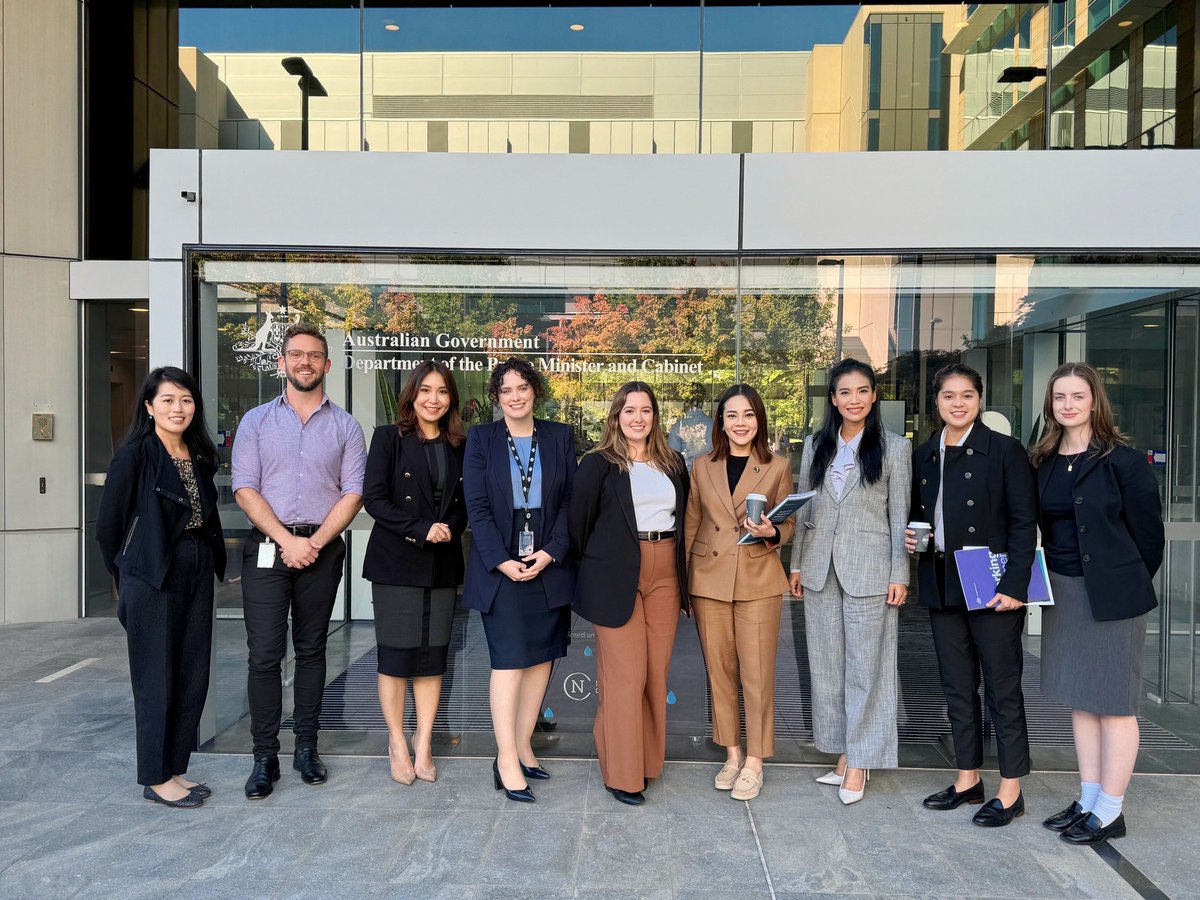 Dear_Khattiya's tweet photo. วันที่ 2 ของทริป #CanberraFellowshipsProgram ประเทศออสเตรเลีย 🇦🇺 ย้ายมาที่เมือง Canberra
เริ่มต้นด้วยการทานอาหารกลางวันกับรองเลขาธิการกลุ่มเอเชียใต้และตะวันออกเฉียงใต้และทูตด้านความเท่าเทียมทางเพศและคณะ จากนั้นไป Office for Women เพื่อพูดคุยขอคำแนะนำในการทำเรื่องความเท่าเทียมทางเพศให้สำเร็จ และปิดท้ายที่ Australian Electoral Commission หรือ กกต. บ้านเรานั่นเอง