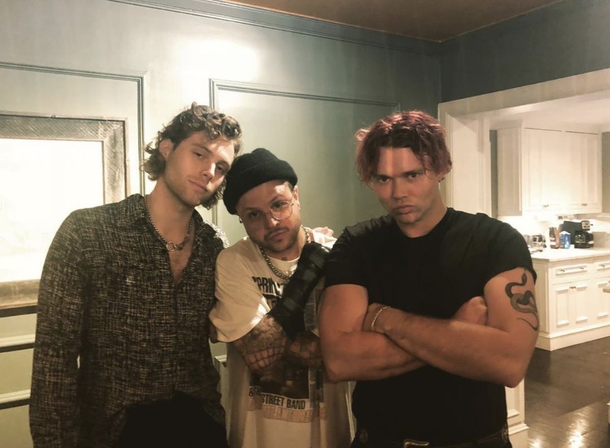 hourly lashton 🍉 (@hourlylashton) on Twitter photo 