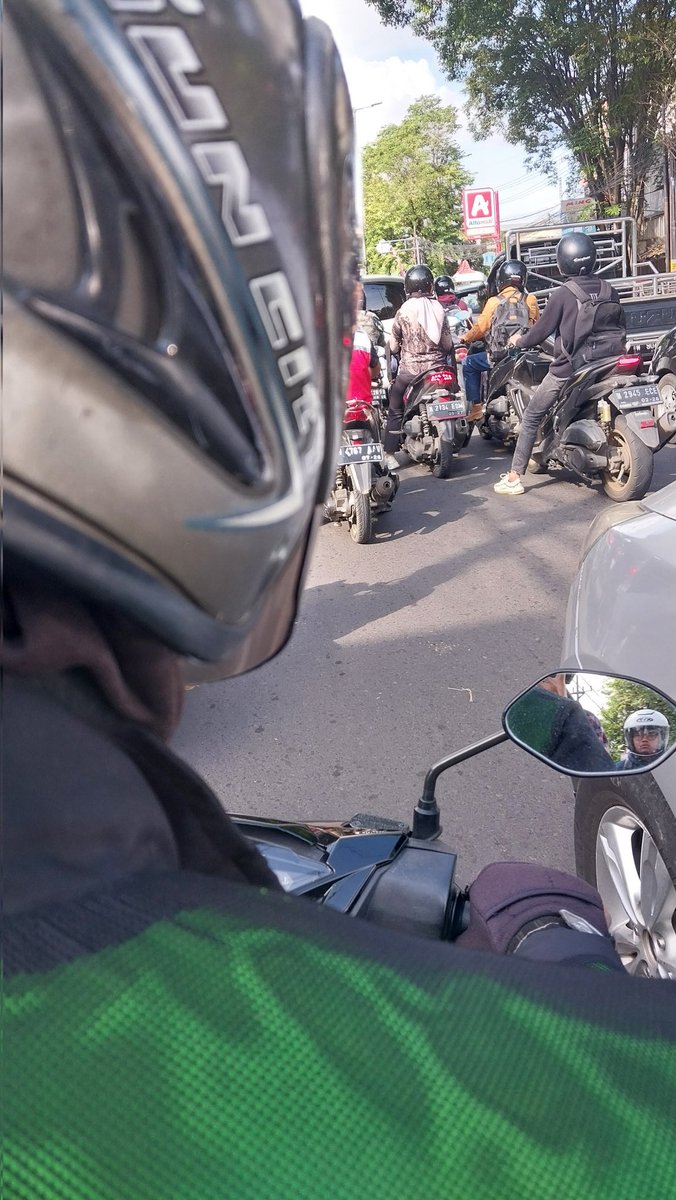 softbluees's tweet photo. hari hari macet, lama lama telat semua isi absen gue kalo kek gini ya allah https://t.co/z8UmT2B8xx