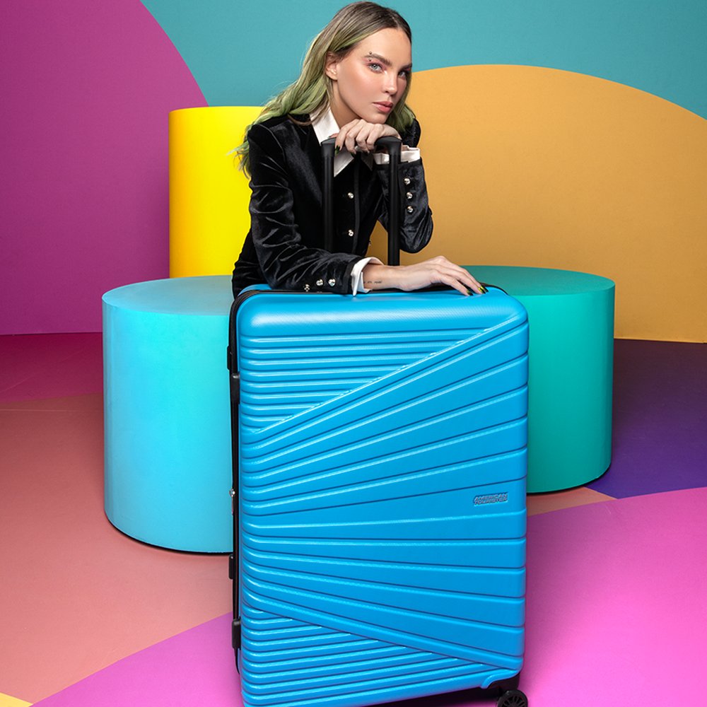 amtouristerLAT's tweet photo. 🌈 Colores y diseños vibrantes que hacen que cada aventura sea aún más emocionante.🤩
@belindapop
#AmericanTouristerByBelinda #FullColor #ViajandoComoSimpre #Recife #Blue #Colors #Travel https://t.co/7ZZ0AewhMB