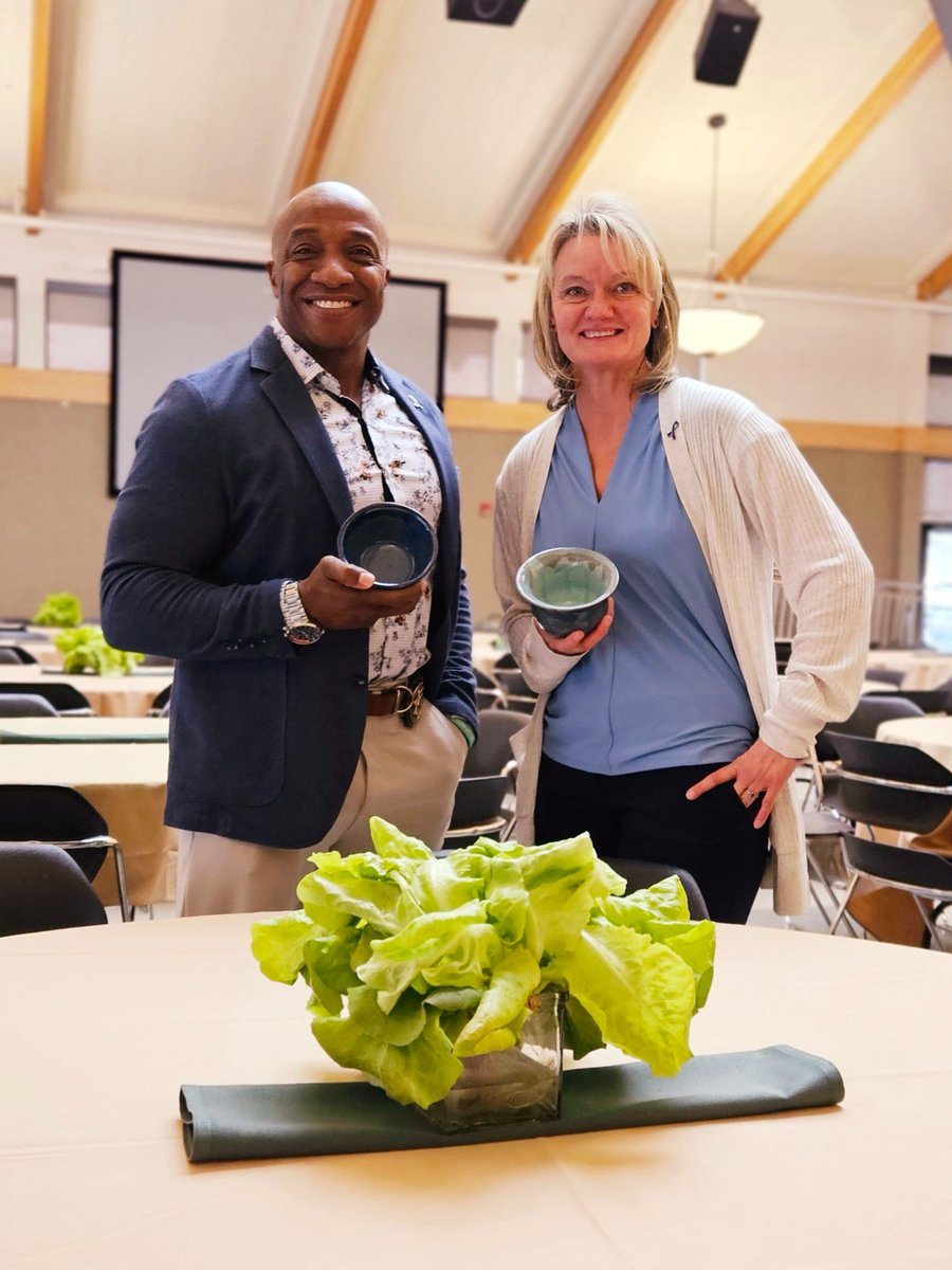 .@GonzagaCSPS leaders attended the Empty Bowls fundraiser. 🥣 Funds will be donated to Campus Kitchens: a hunger relief program that focuses on food recovery, eliminating waste & building community by providing hundreds of meals each month to community members. #community #GoZags