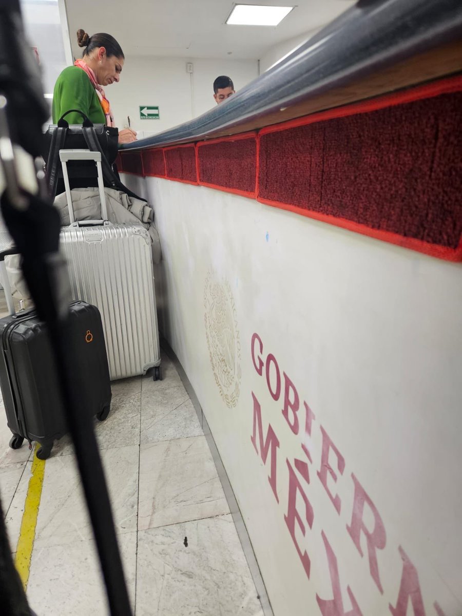 vampipe's tweet photo. ¡Se fuga del país @AnaGabrielaGue con sus maletas de $40 mil pesos! 

¡Agárrenla que corre rápido! https://t.co/P8K1BKmtma
