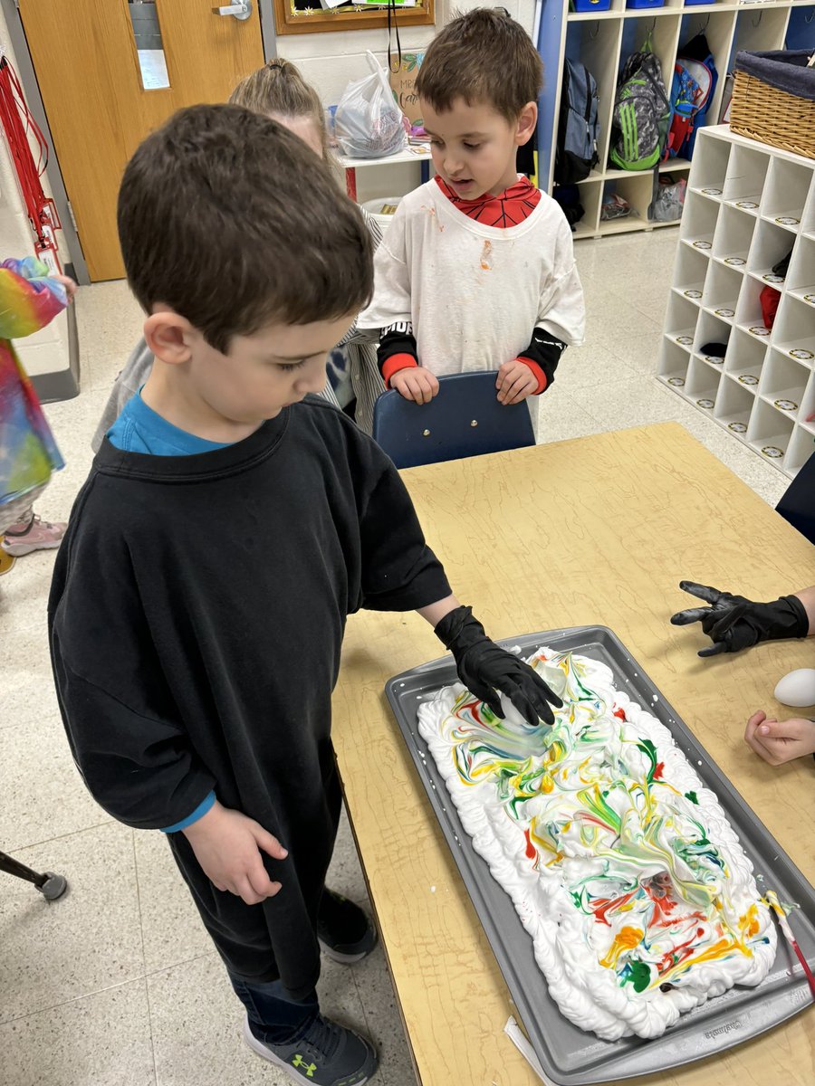 MrsGardnerKDG's tweet photo. Making sock bunnies and decorating eggs! Lots of springtime fun! #BBbees https://t.co/9W99couwpu